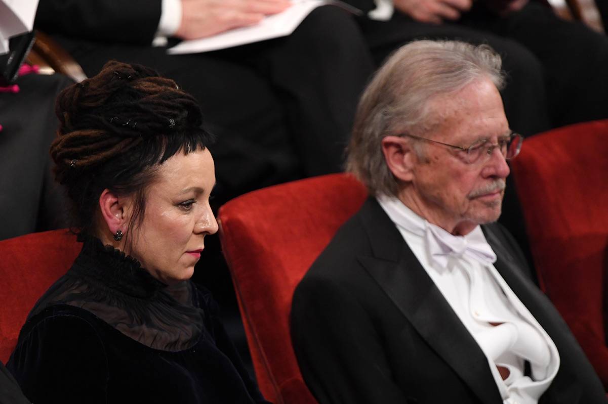 Olga Tokarczuk w kreacji Gosi Baczyńskiej(Fot. Pascal Le Segretain/Getty Images)