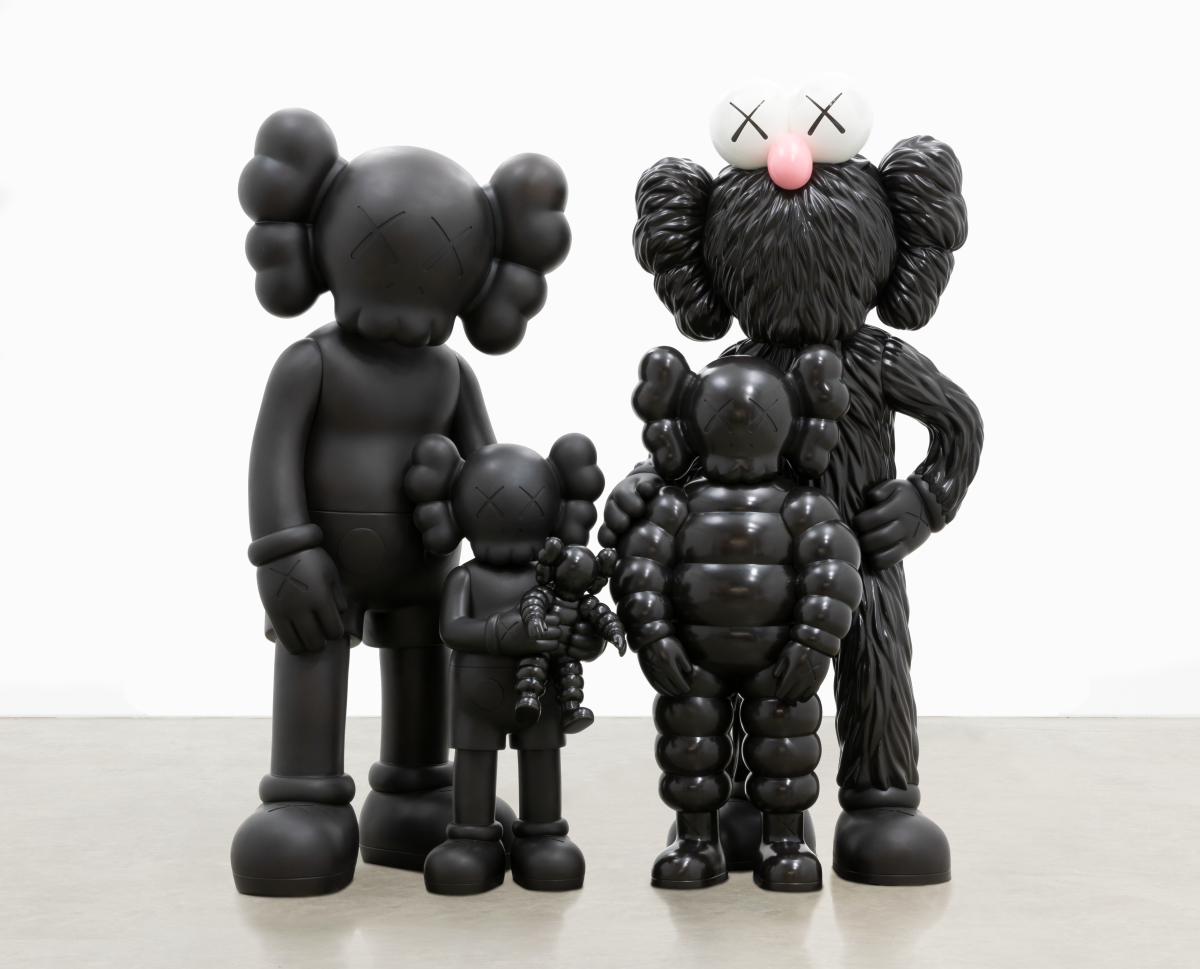 KAWS, Family (2021) brąz, farba, (219.1 x 207 x 95.6 cm) Fot. materiały praswe /© KAWS