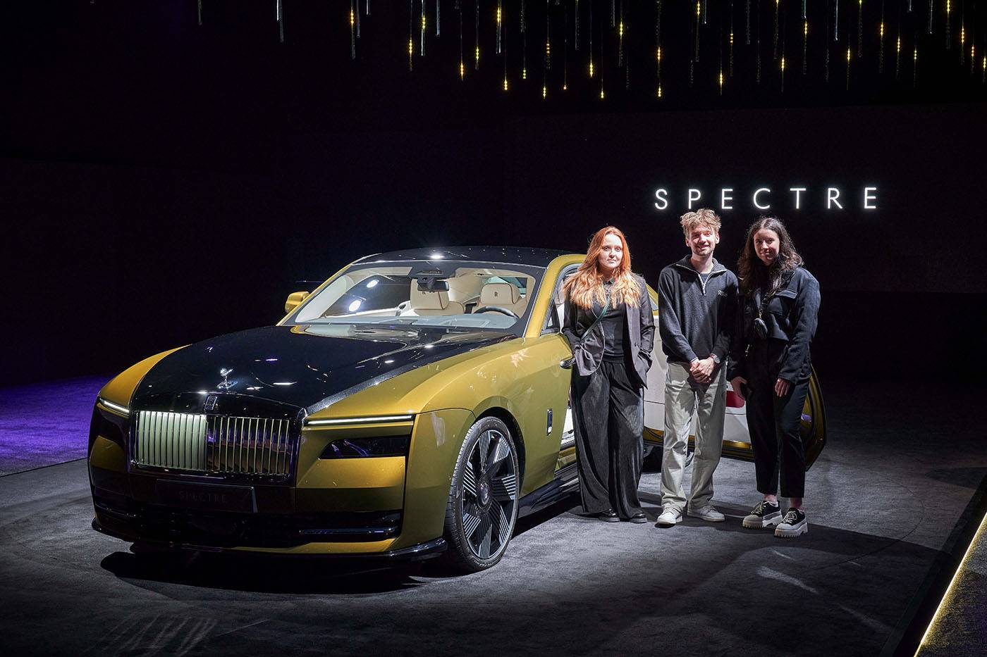 Aleksandra Karolak, Anna Jaszczyk oraz Tycjan Twardowski, zwycięzcy konkursu „Klucz do przyszłości Rolls-Royce’a(Fot. Materiały prasowe)
