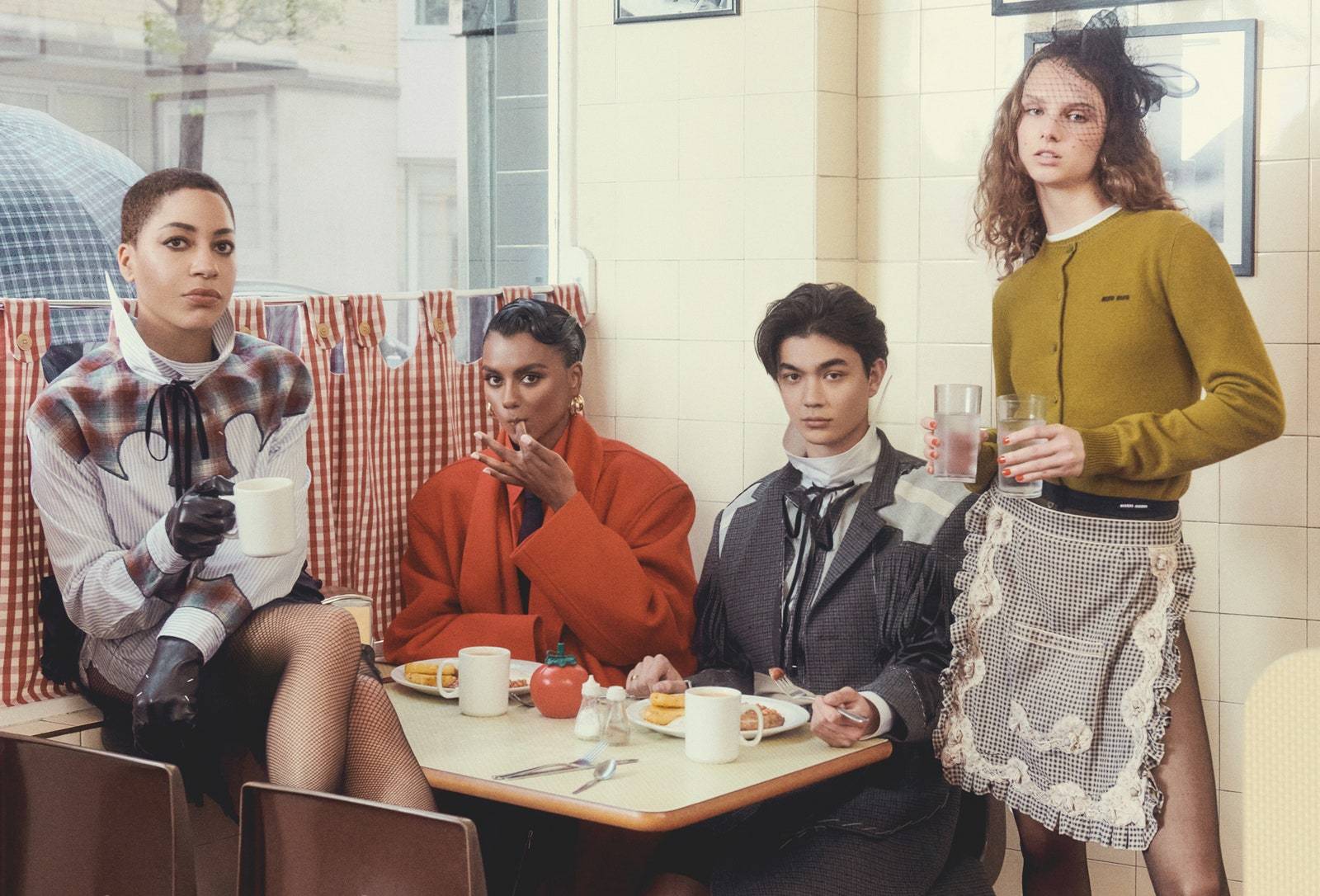 Podczas „Vogue World” wystąpią gwiazdy sceny i ekranu: od Cush Jumbo z „Hamleta” po Simone Ashley z serialu „Bridgertonowie” i Williama Gao z „Heartstoppera” – tu widzimy ich w Regency Café w Londynie, a modelka Giselle Norman dostała rolę kelnerki. Kto jest gotowy do stylizowania gwiazd, które wezmą udział w wieczorze? Poppy Kain, dyrektorka do spraw mody brytyjskiego „Voguea”, współpracujący z redakcją, piszący o modzie Jack Borkett i niezrównany Harry Lambert.