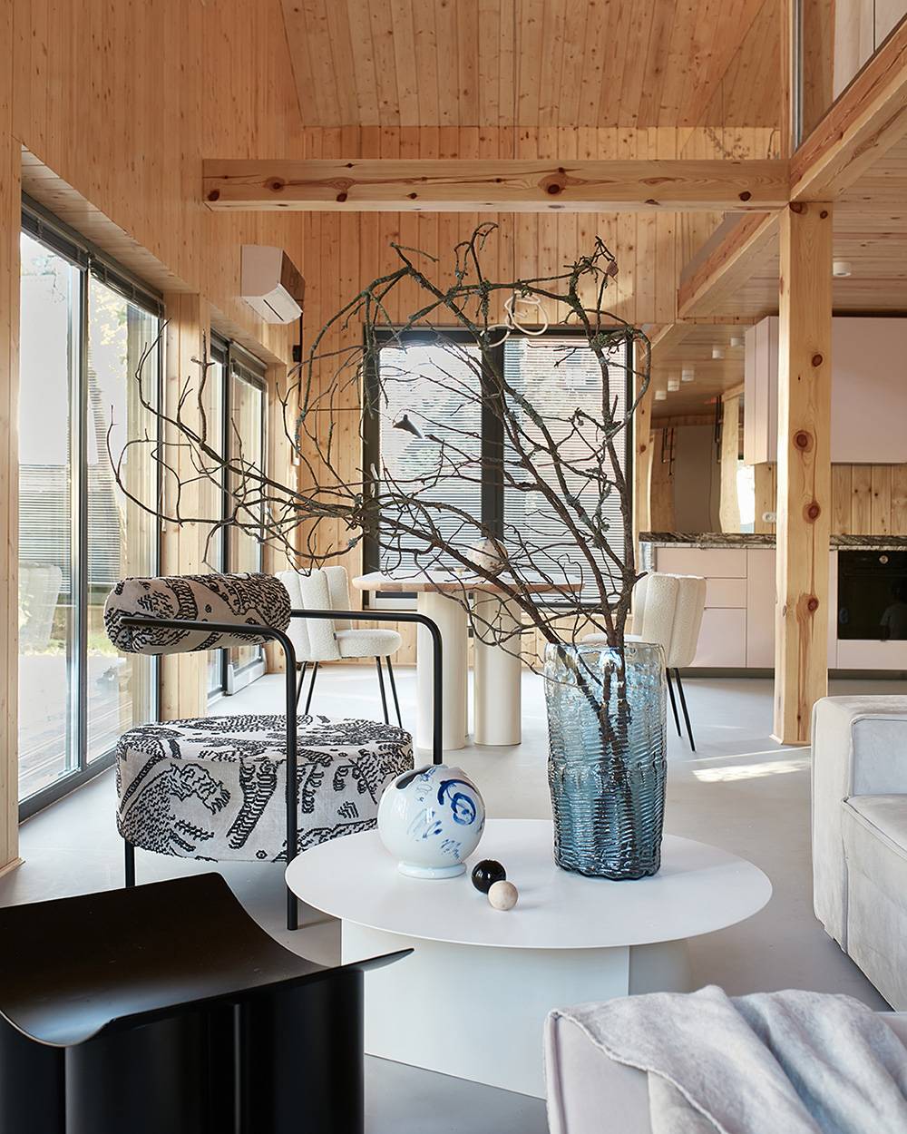 Fotel i stolek - The Good Living, szklany wazon - Agnieszka Bar, wazon Biho Asai, Fot. Budzik Studio