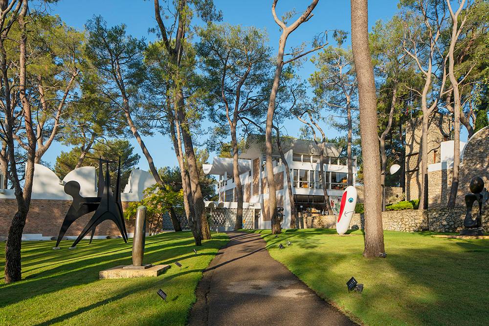 Fondation Maeght, ogród rzeźb (Fot. Olivier Amsellem / Archives Fondation Maeght © ADAGP, Paris 2021)