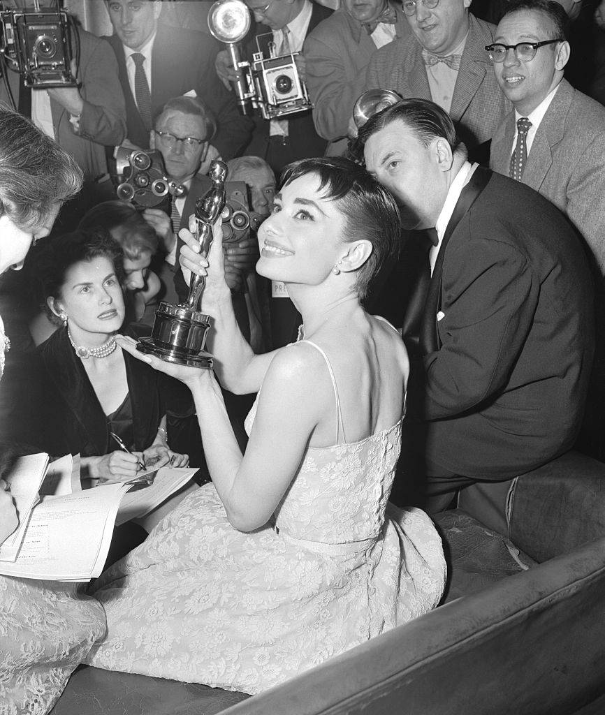 Ze statuetką Oscara za rolę w „Rzymskich wakacjach”, 1954 r., Fot. Getty Images