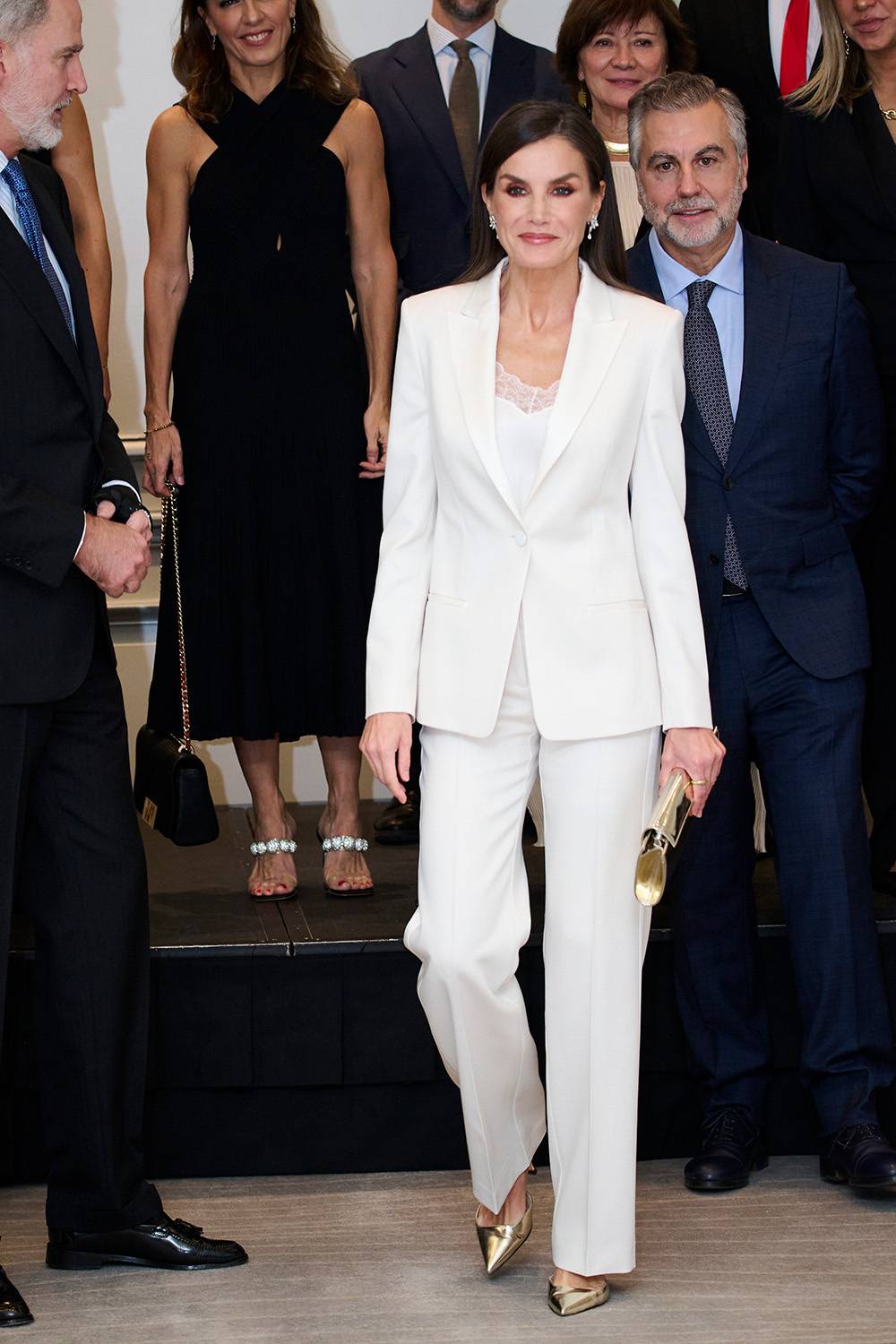 Żona Króla Filipa w białym garniturze podczas 40. edycji rozdania Nagrody Dziennikarskiej „Francisco Cerecedo, fot. Getty Images
