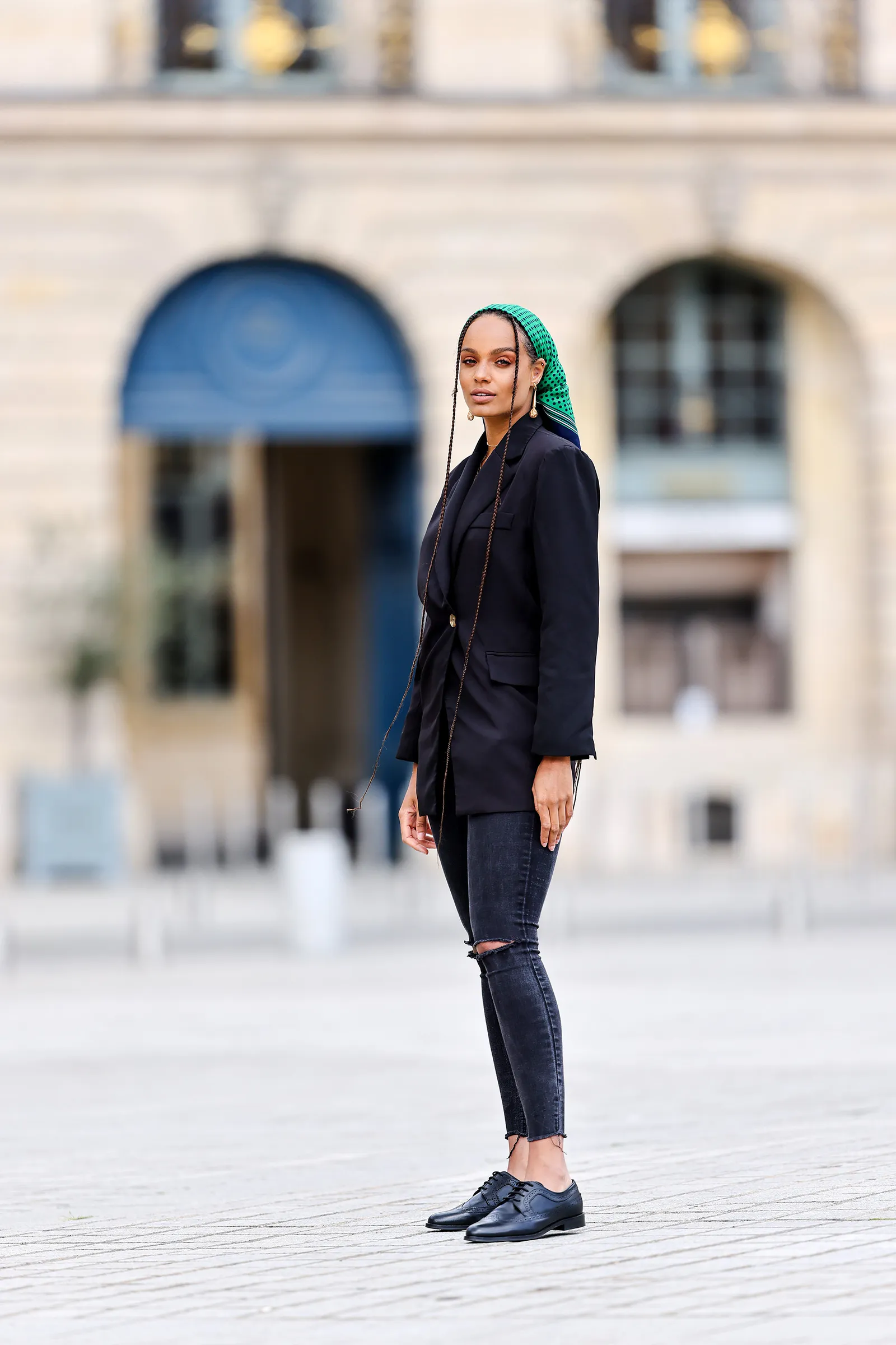 Jeansy skinny tall i nieśmiertelne mokasyny budują elegancką stylizację