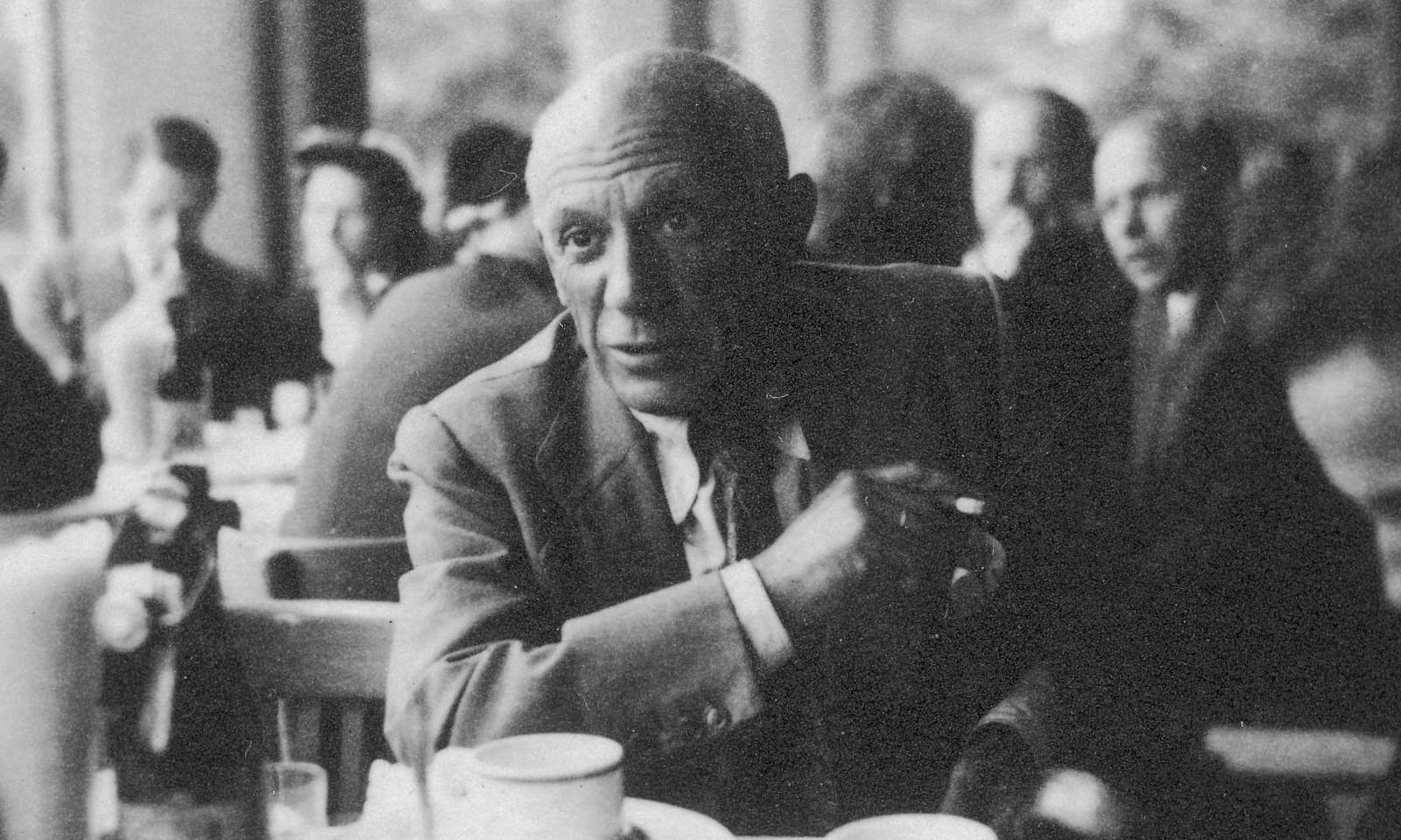 Picasso w kawiarni Hotelu Sejmowego w Warszawie, 1948 (Fot. Narodowe Archiwum Cyfrowe)