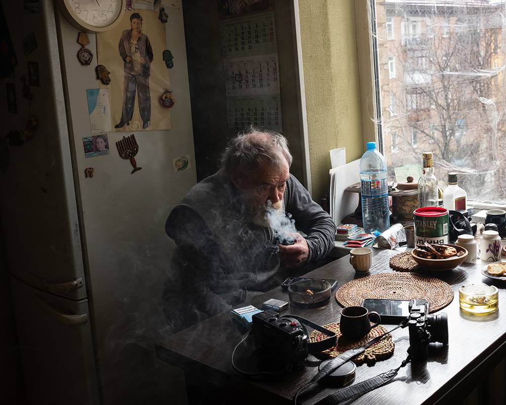 Igor Gilbo w swoim mieszkaniu, Kijów, 2022,  Fot. Agata Grzybowska dla Gazety Wyborczej