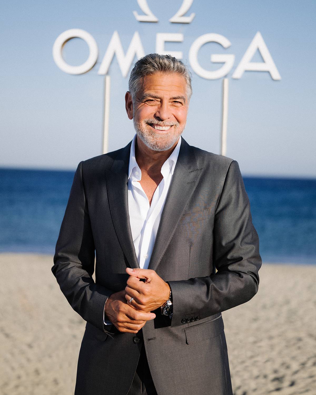 Jubileuszowa kolekcja Seamaster marki Omega. Z okazji 75-lecia powstania kultowej linii zegarków Seamaster, Omega przedstawiła kolekcję jedenastu zegarków w kolorze Summer Blue. Z marką świętował George Clooney.