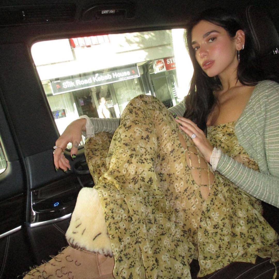 Dua Lipa pozuje w modelu z najnowszej kolekcji Ugg x Knwls (Fot. Instagram @dualipa)