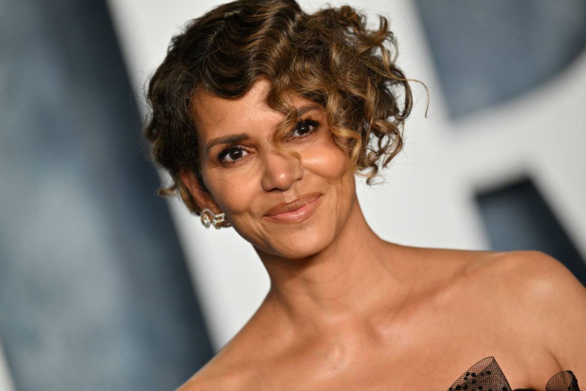Aktorka Halle Berry pozuje na plaży w czarnym bikini i tunice. Halle Berry pozuje do zdjęcia na Instagramie w czarnym bikini. Na kostium kąpielowy narzuciła tunikę.