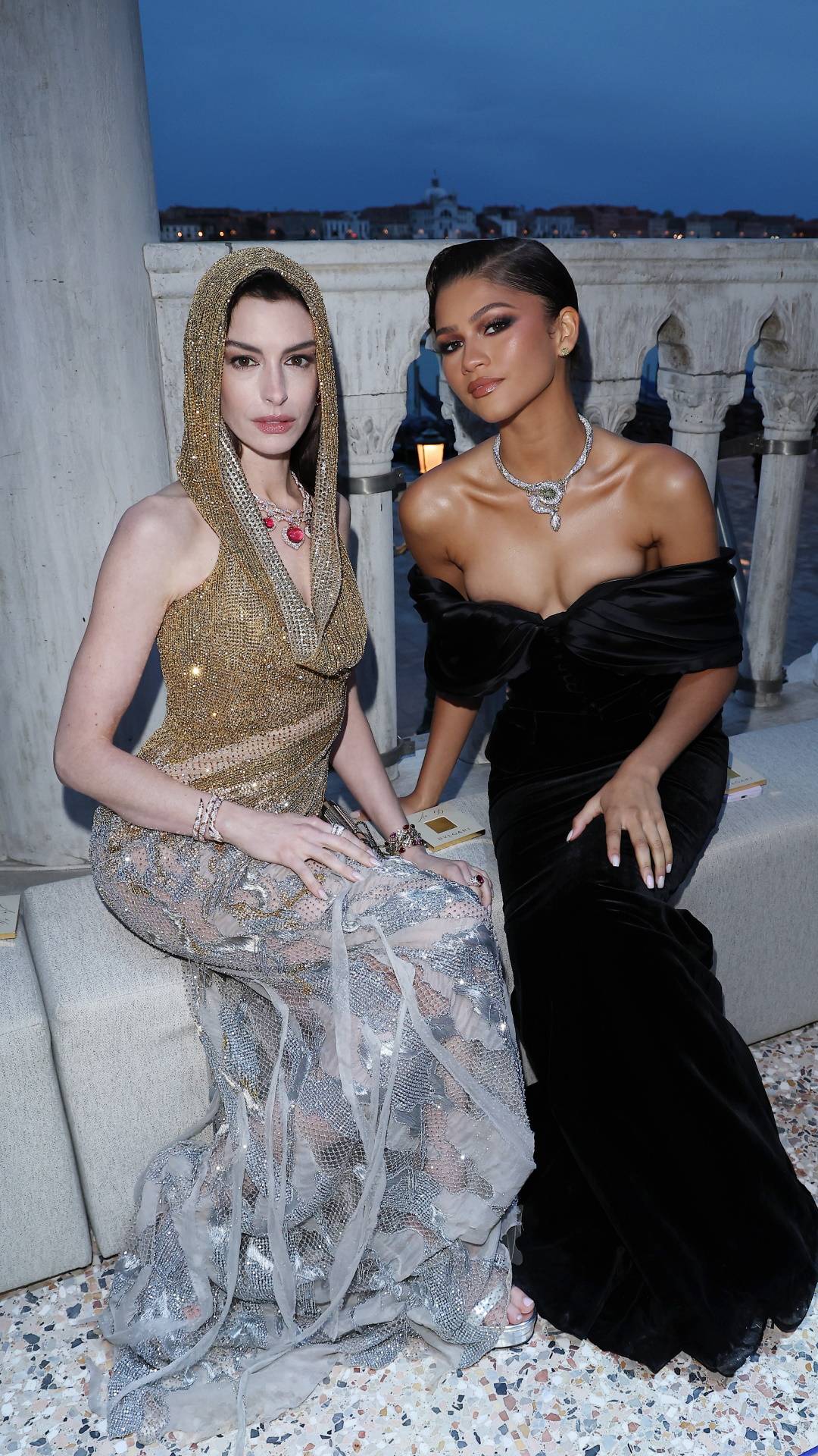 Ambasadorki Bulgari Anne Hathaway i Zendaya na przyjęciu marki w Wenecji. Anne Hathaway w sukni Atelier Versace i Zendaya w szytej na mi-arę kreacji Richarda Quinna pojawiły się w Wenecji na przyjęciu Bulgari.