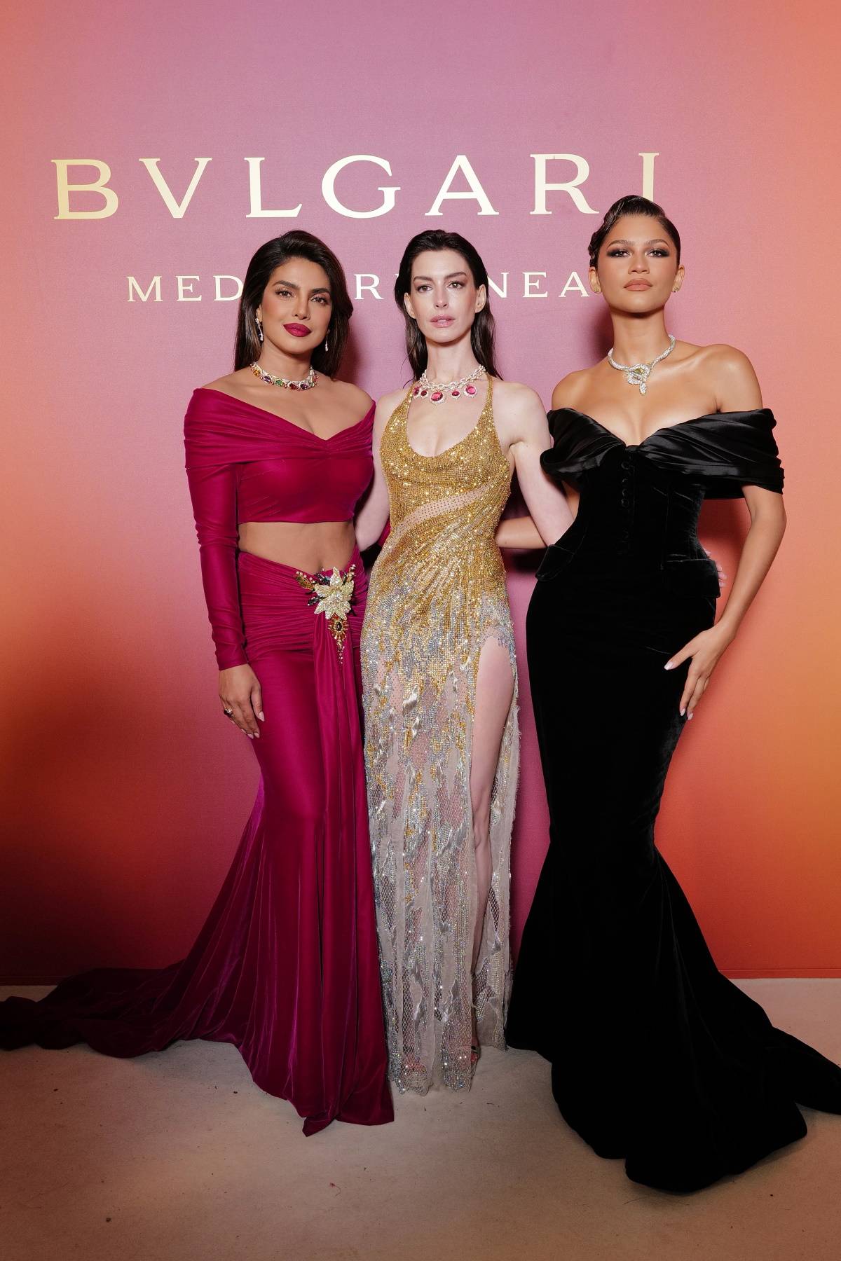 Ambasadorki Bulgari Anne Hathaway i Zendaya na przyjęciu marki w Wenecji. Anne Hathaway w sukni Atelier Versace i Zendaya w szytej na mi-arę kreacji Richarda Quinna pojawiły się w Wenecji na przyjęciu Bulgari. 