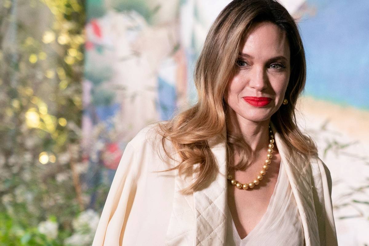 Angelina Jolie w białej sukience w Nowym Jorku. W ciepłe wiosenne dni Angelina Jolie stawia na długą białą sukienkę. Gwiazda niedawno ogłosiła na Instagramie, że powstanie jej marka odzieżowa.