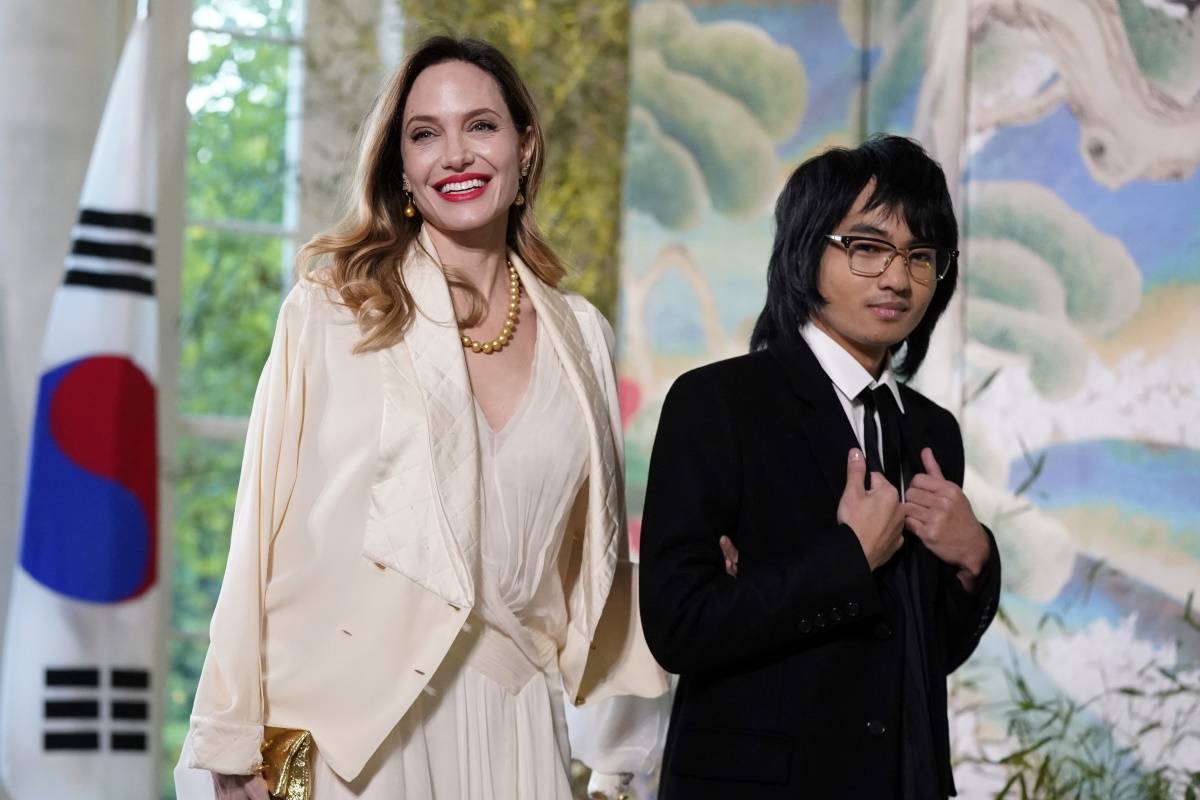 Angelina Jolie z synem Maddoxem na uroczystej kolacji w Białym Domu. Angelina Jolie zabrała syna Madoxxa na kolację zorganizowaną w Białym Domu przez parę prezydencką z okazji 70. rocznicy sojuszu Stanów Zjednoczonych z Koreą Południową.