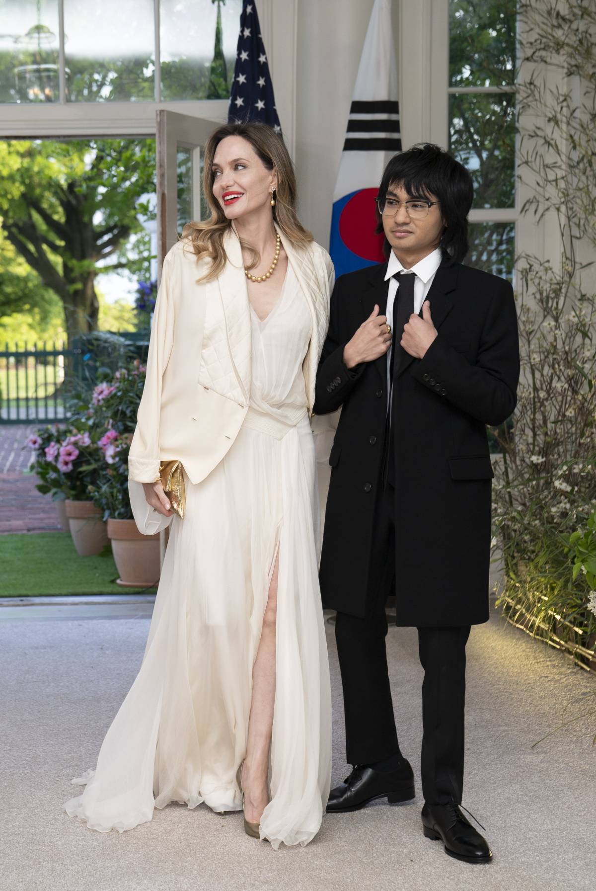 Angelina Jolie z synem Maddoxem na uroczystej kolacji w Białym Domu. Angelina Jolie zabrała syna Madoxxa na kolację zorganizowaną w Białym Domu przez parę prezydencką z okazji 70. rocznicy sojuszu Stanów Zjednoczonych z Koreą Południową.