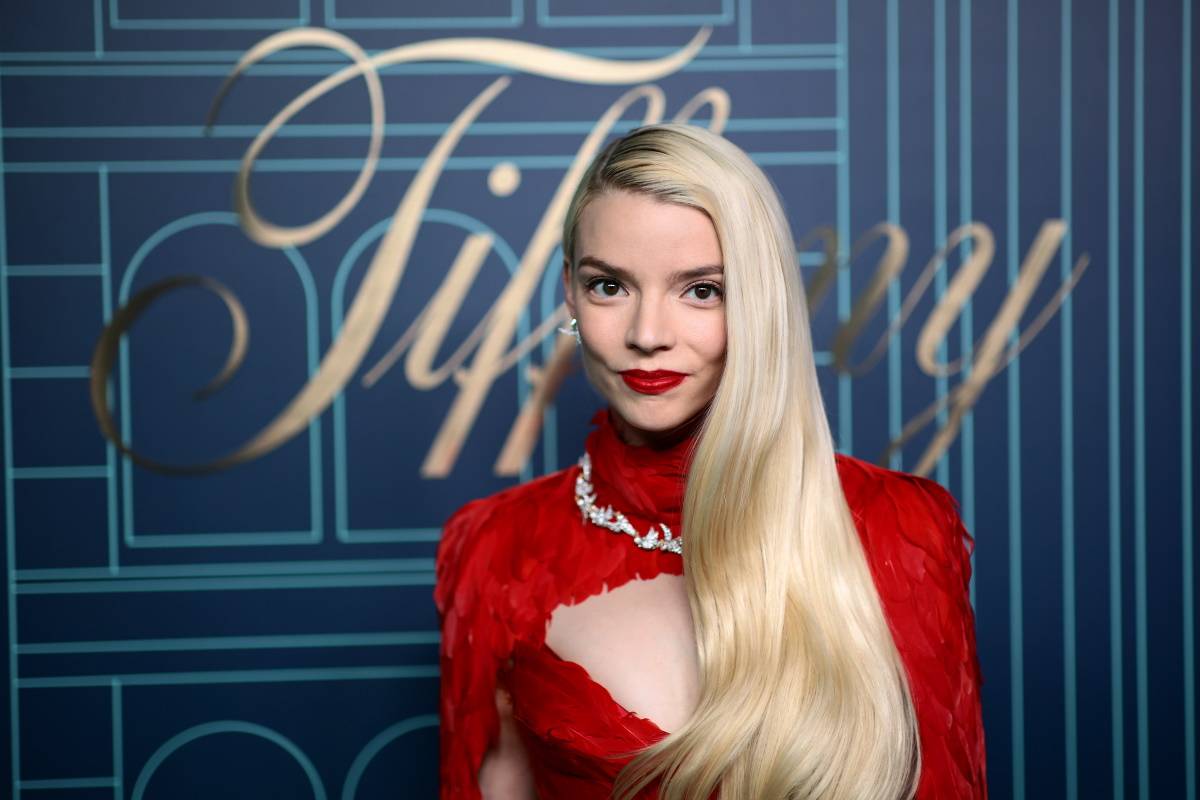 Anya Taylor-Joy w czerwonej sukni w stylu złotej ery Hollywood na otwarciu butiku Tiffany & Co. Anya Taylor-Joy na ponowne otwarcie flagowego butiku Tiffany & Co. w Nowym Jorku założyła czerwoną suknię, nawiązującą do estetyki złotej ery Hollywood.