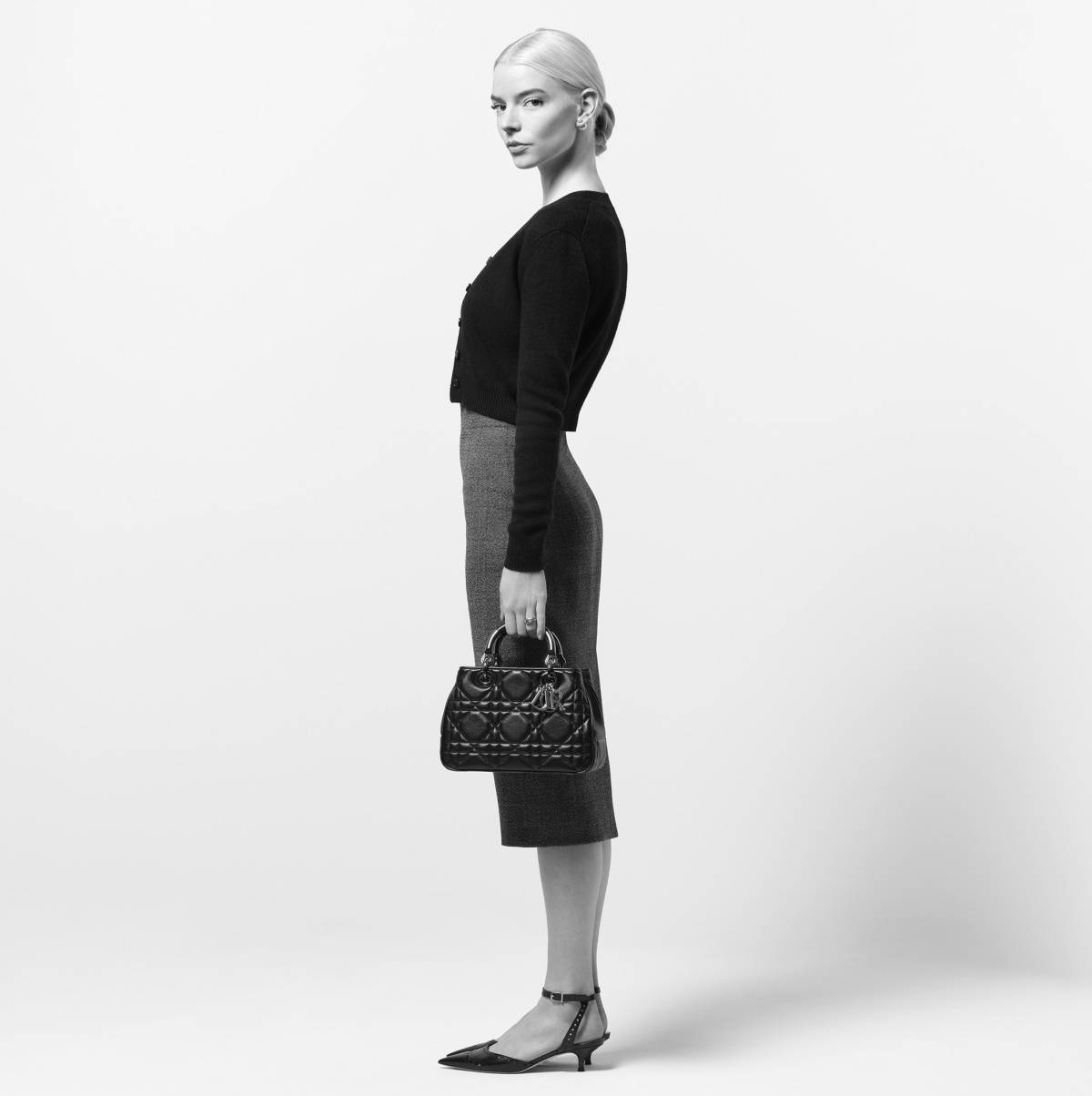 Anya Taylor-Joy w kampanii Diora promującej model The Lady 95.22 nową wersję ulubionej torebki księżnej Diany