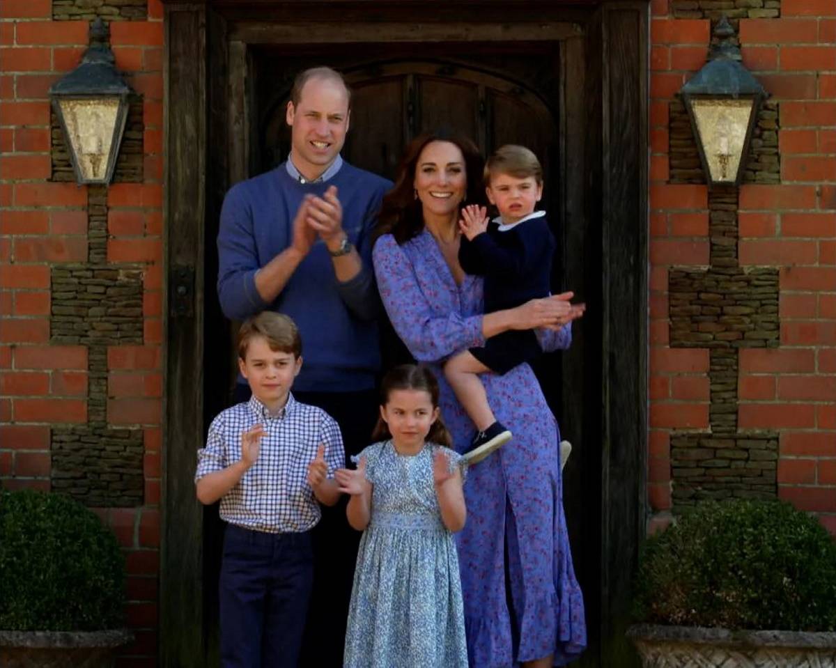 Książę William z Kate i dziećmi przed wejściem do Anmer Hall. Ich dotychczasowy dom będzie jedną z trzech posiadłości udostępnianą członkom rodziny królewskiej. (Fot. Getty Images)
