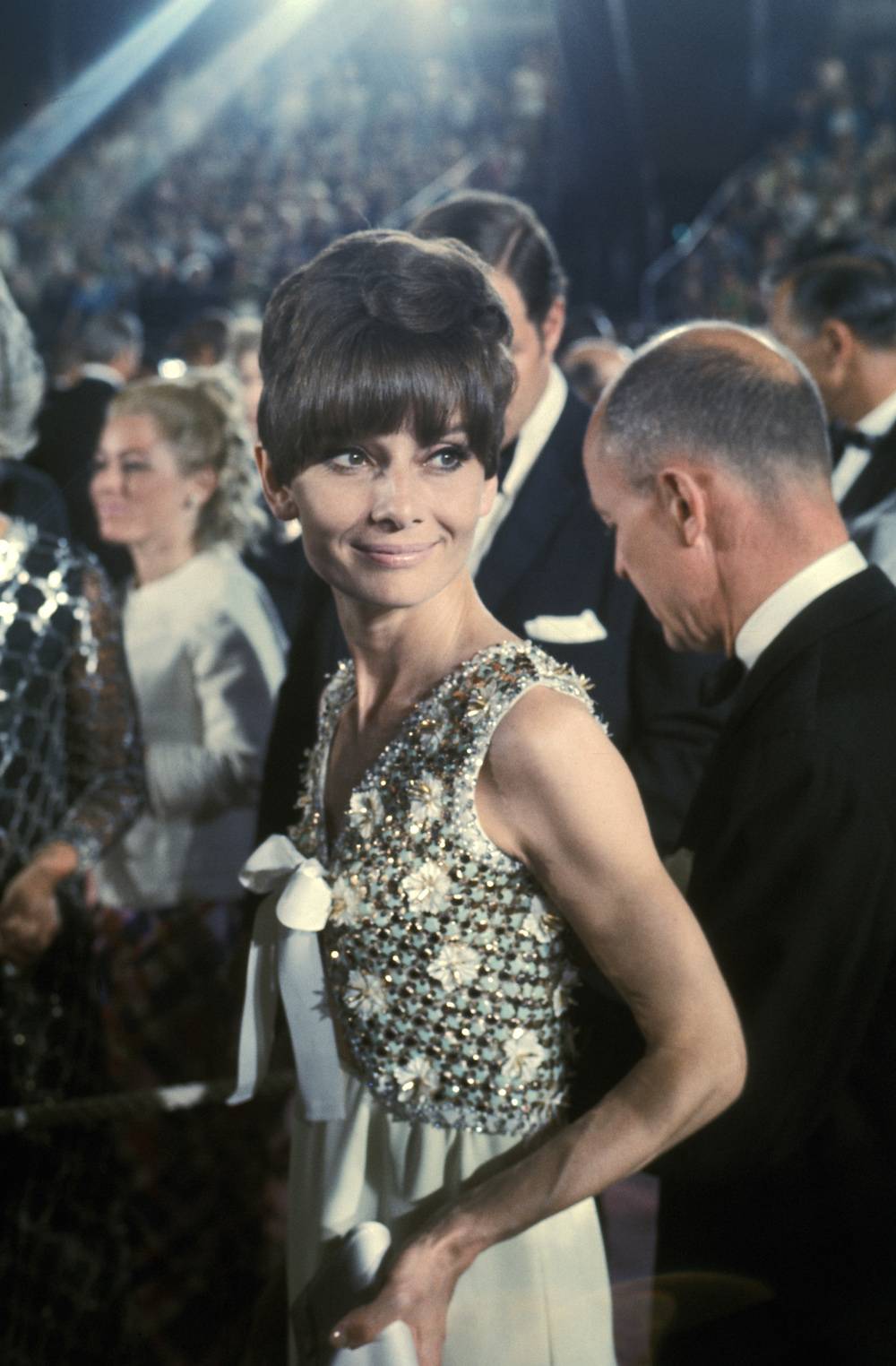 Audrey Hepburn w 1975 roku w sukni Givenchy (Fot. Getty Images)