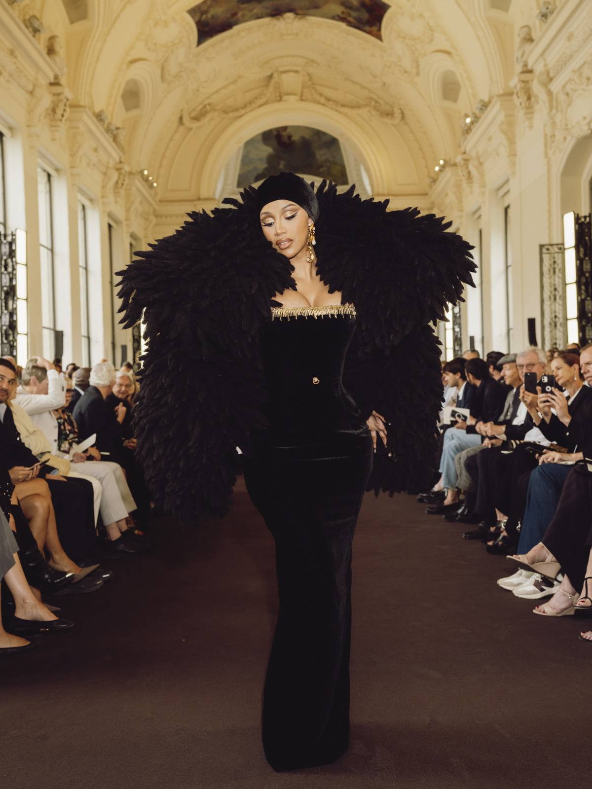 Cardi B w odważnych stylizacjach na pokazach haute couture. Pokazujemy najodważniejsze, pełne przepychu stylizacje Cardi B z paryskiego tygodnia mody haute couture jesień-zima 2023/2024.
