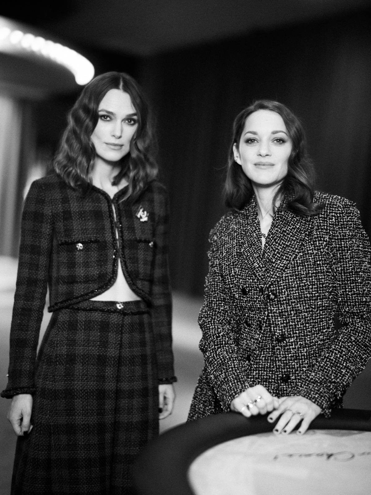 Keira Knightley i Marion Cotillard na wystawie „Le Grand Numéro de Chanel” (Fot. Materiały prasowe)