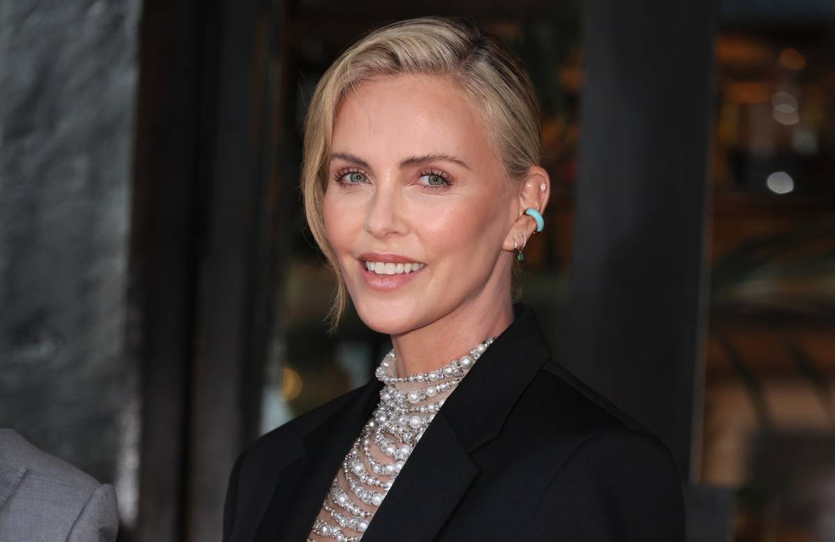 Charlize Theron w czarnych muszkieterkach.