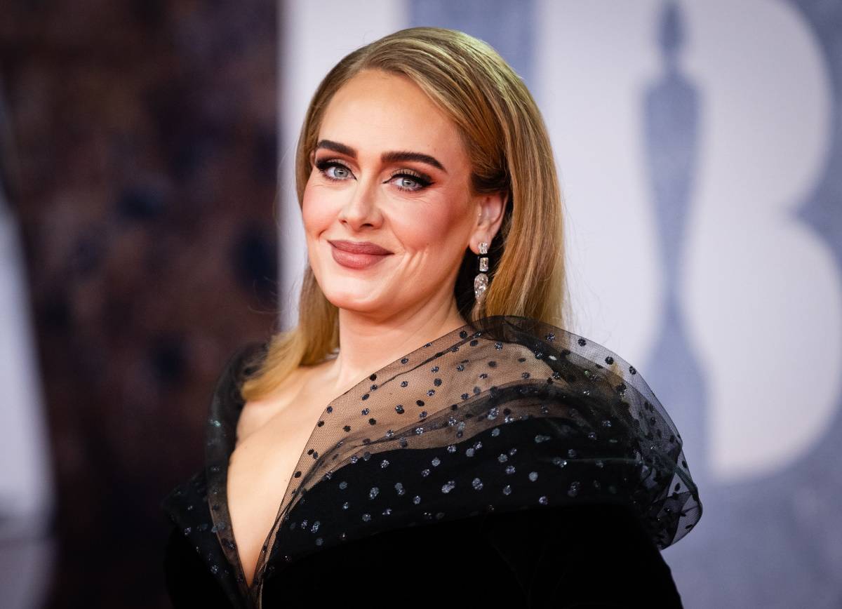 Cięcie curtain bangs w wykonaniu Adele. Piosenkarka Adele, której pełnej objętości fryzura w retro stylu była przez lata znakiem rozpoznawczym, stawia na grzywkę typu curtain bangs.