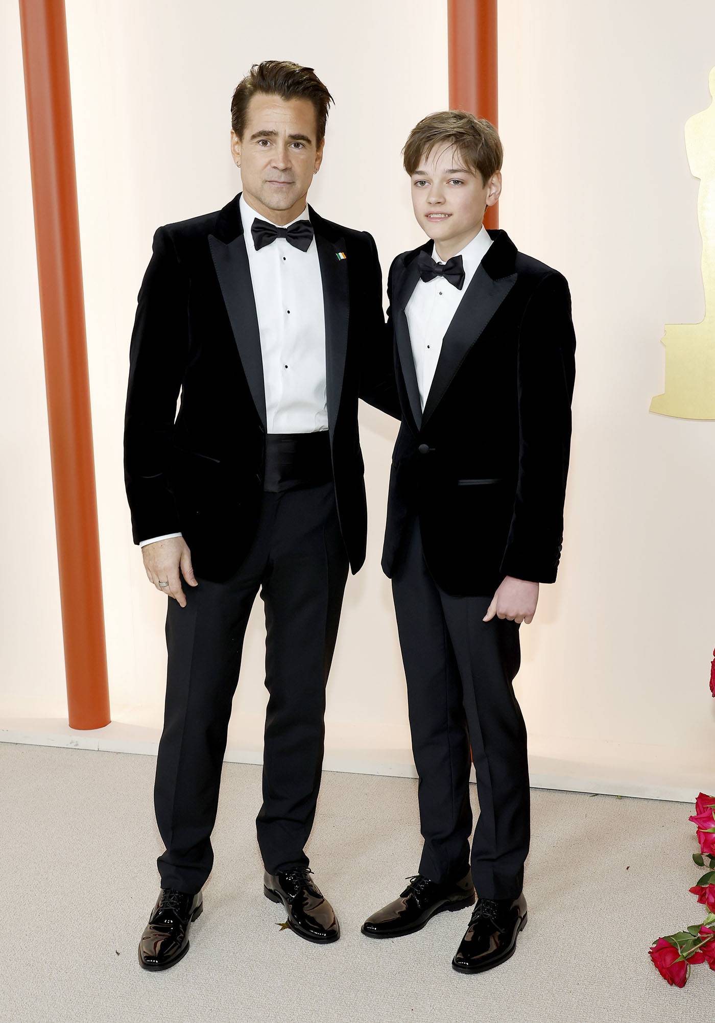 Colin Farrell z synem Henry Tadeuszem w garniturach na czerwonym dywanie.