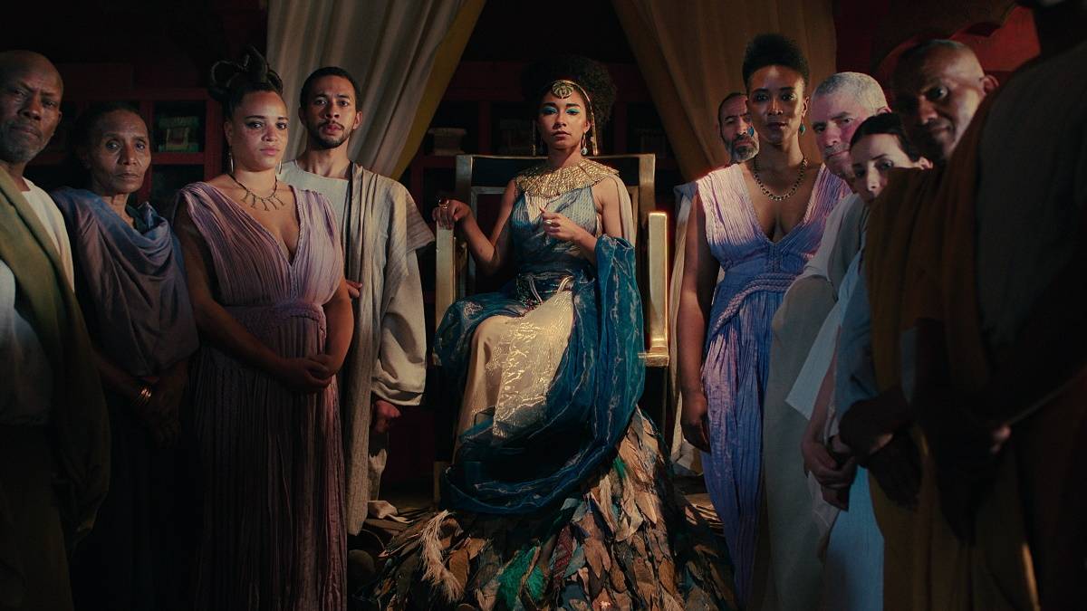 Czarnoskóra Kleopatra w nowej produkcji Netfliksa „Królowa Kleopatra”. Netflix opublikował zwiastun nowej produkcji pt. „Królowa Kleopatra” z Adele James w roli głównej. Czarnoskóra królowa Egiptu wzbudziła kontrowersje. 