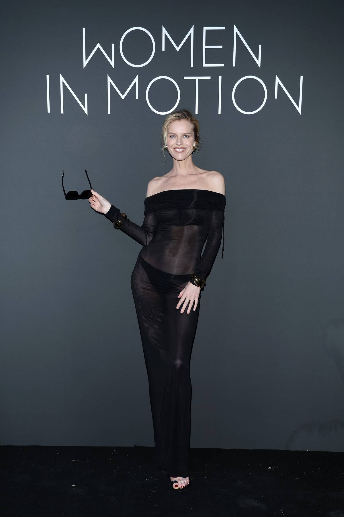 Czeska supermodelka Eva Herzigova w naked dress Saint Laurent. Eva Herzigova na canneńskie rozdanie nagród Kering Women in Motion wybrała zmysłową naked dress domu mody Saint Laurent.