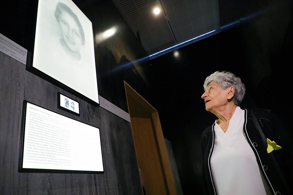 Krystyna Budnicka na wystawie Wokół nas morze ognia. Fot. M. Jaęwiecki, Muzeum POLIN