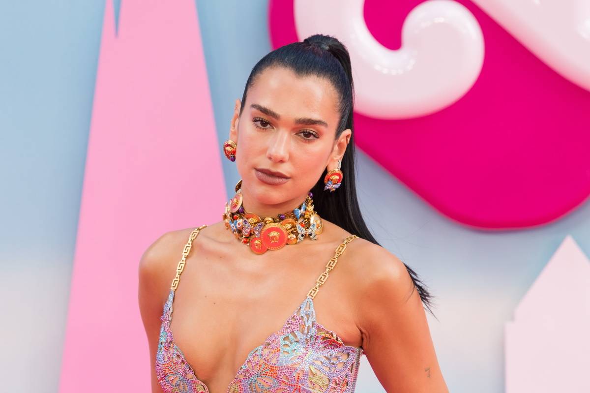 Dua Lipa w czerwonej naked dress eksponującej stringi.  Piosenkarka Dua Lipa spędza wakacje w rodzimej Albanii. Gwiazda zdecydowała się na sesję zdjęciową na skałach w czerwonej naked dress z dzianiny.