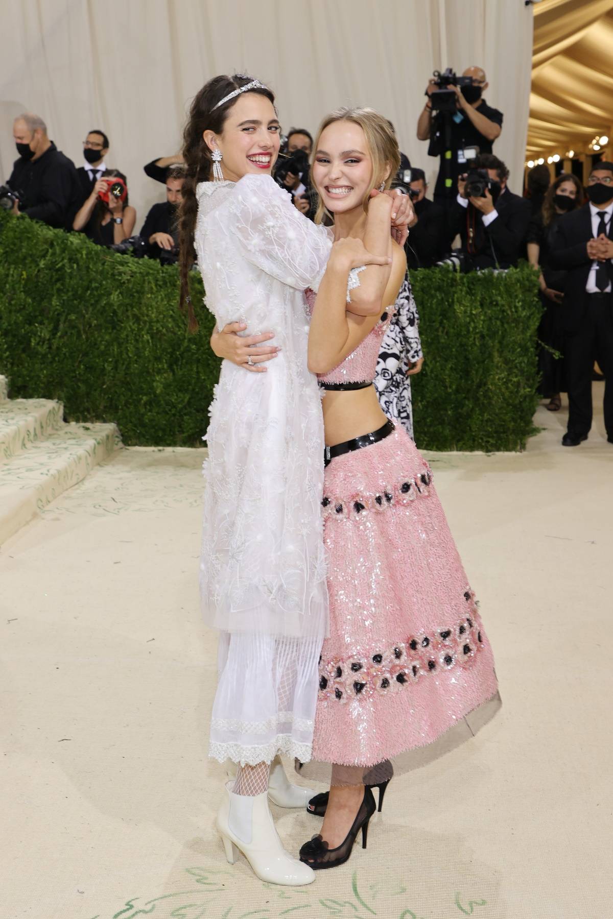 Dzieci gwiazd na MET Gali. 1. Lily-Rose Depp, córka Vanessy Paradis i Johnny’ego Deppa, oraz Margaret Qualley, córka Andie MacDowell i Paula Qualleya, w kreacjach Chanel na MET Gali w 2021 r.