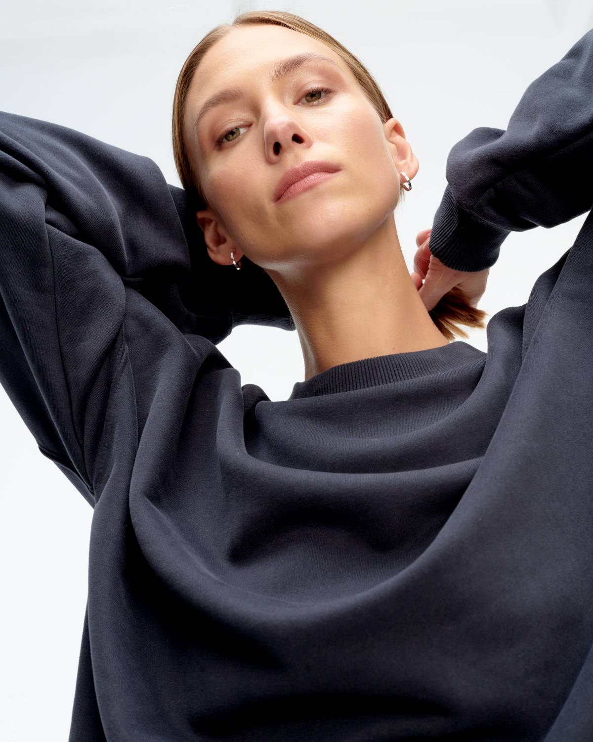 Polska marka Elementy przedstawia kolekcję „Essentials” na jesień 2023, w której królują elementy kapsułowej garderboy: swetry, płaszcze i garnitury.