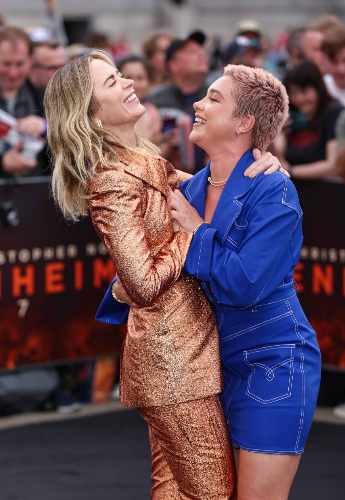 Emily Blunt i Florence Pugh na londyńskiej premierze „Oppenheimera”. Aktorki Emily Blunt i Florence Pugh na londyńską premierę „Oppenheimera Christophera Nolana wybrały stylizacje z głębokimi dekoltami, jednak w dwóch zupełnie różnych stylach.