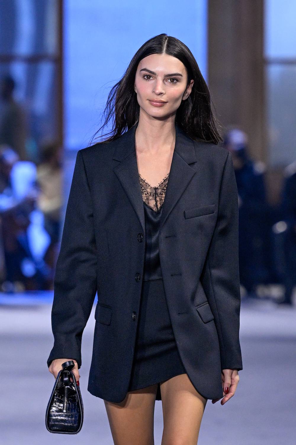 Emily Ratajkowski na wybiegu Ami (Fot. Getty Images)