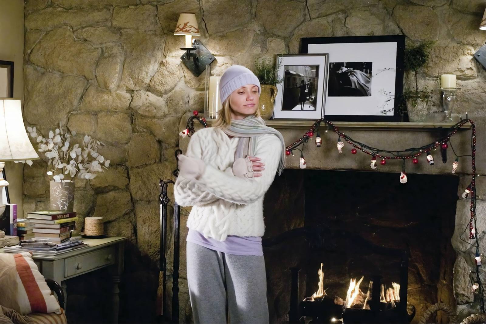 Cameron Diaz jako Amanda w wypożyczonym domku w Surrey w filmie „Holiday”,(Fot. Everett Collection/East News