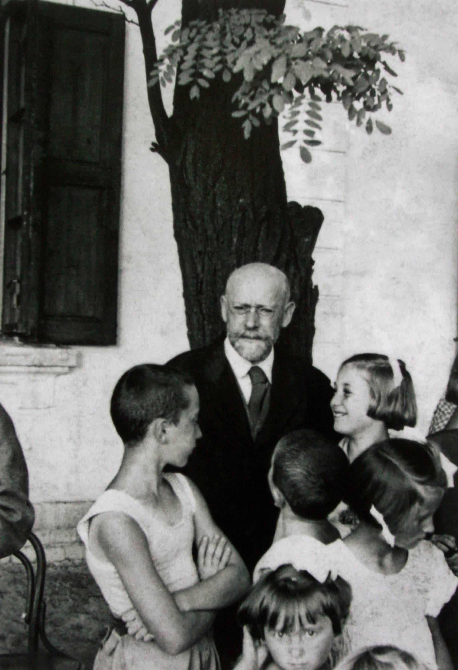 Janusz Korczak wsrod dzieci Domu Sierot Rozyczka, 1938 - reprodukcja (Fot. Zbiory K. Chojnackiego/ East News)
