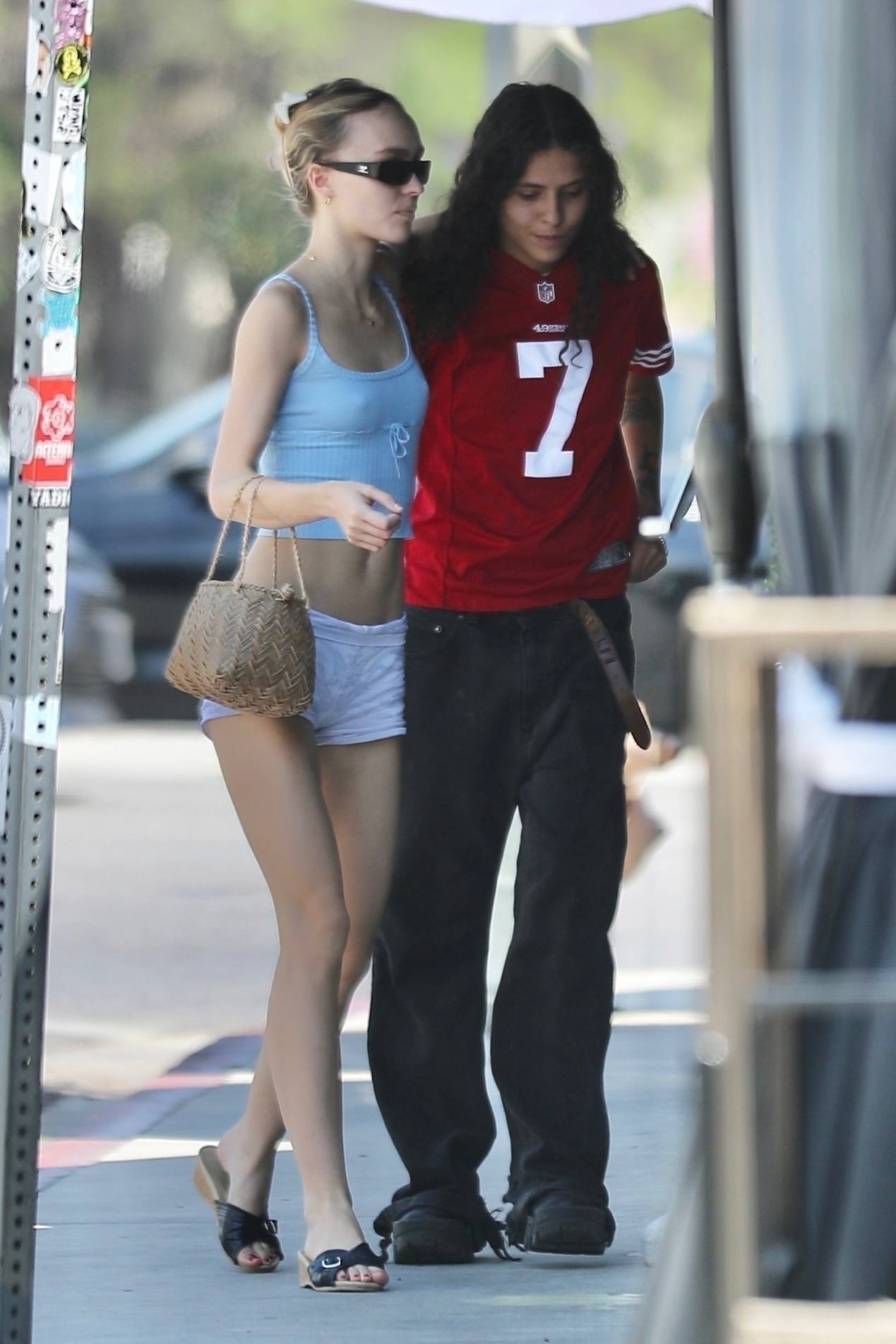Lily-Rose Depp i 070 Shake na spacerze w Los Angeles (Fot. Backgrid/East News)