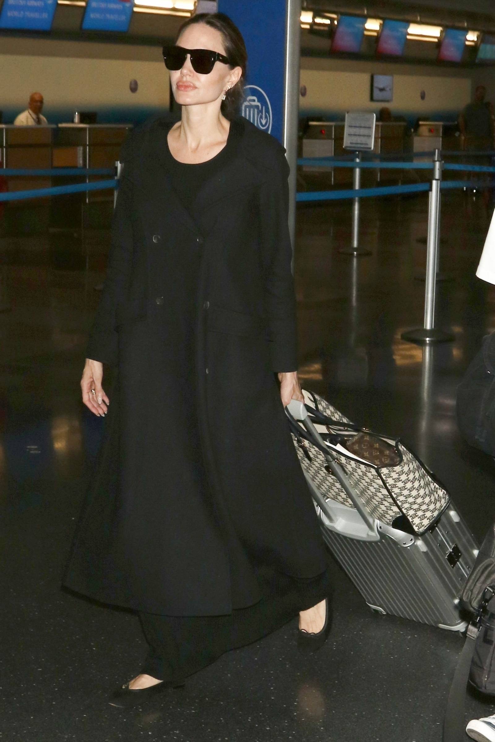 Lotniskowy styl Angeliny Jolie to lekcja wygody i elegancji (Fot. Backgrid/East News)