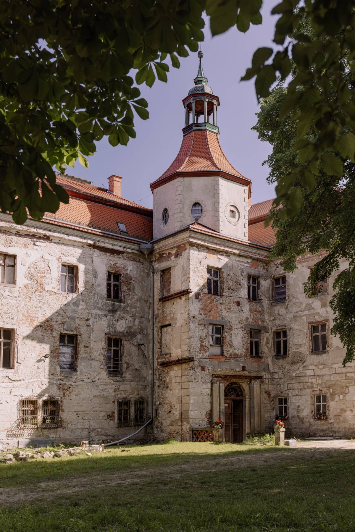 Festiwal Sztuk Zjednoczonych w zamku Macieja Musiałowskiego. Pierwsza edycja Festiwalu Sztuk Zjednoczonych na zamku w Domanicach, który należy do Macieja Musiałowskiego, rozpocznie się 25 sierpnia 2023 roku.  