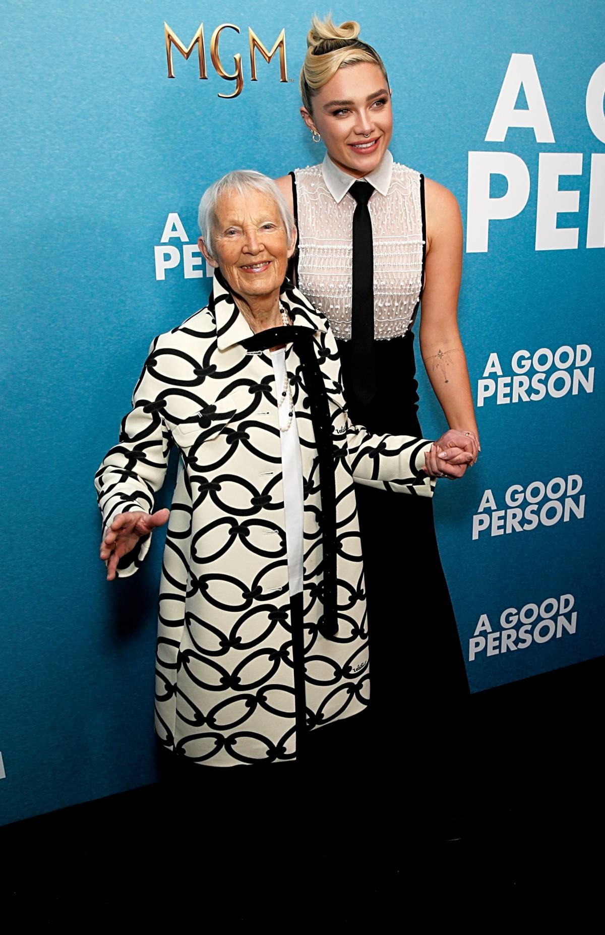Florence Pugh w kreacji Valentino pozuje z babcią na premierze filmu „A Good Person” w Nowym Jorku