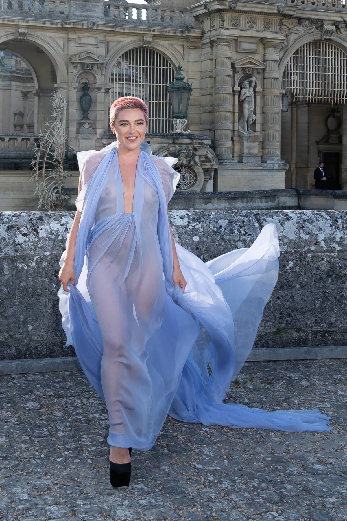 Florence Pugh w naked dress Valentino i różowych włosach. Florence Pugh na pokazie swojego ulubionego domu mody, Valen-tino, pokazała się w lawendowej naked dress i różowych włosach.