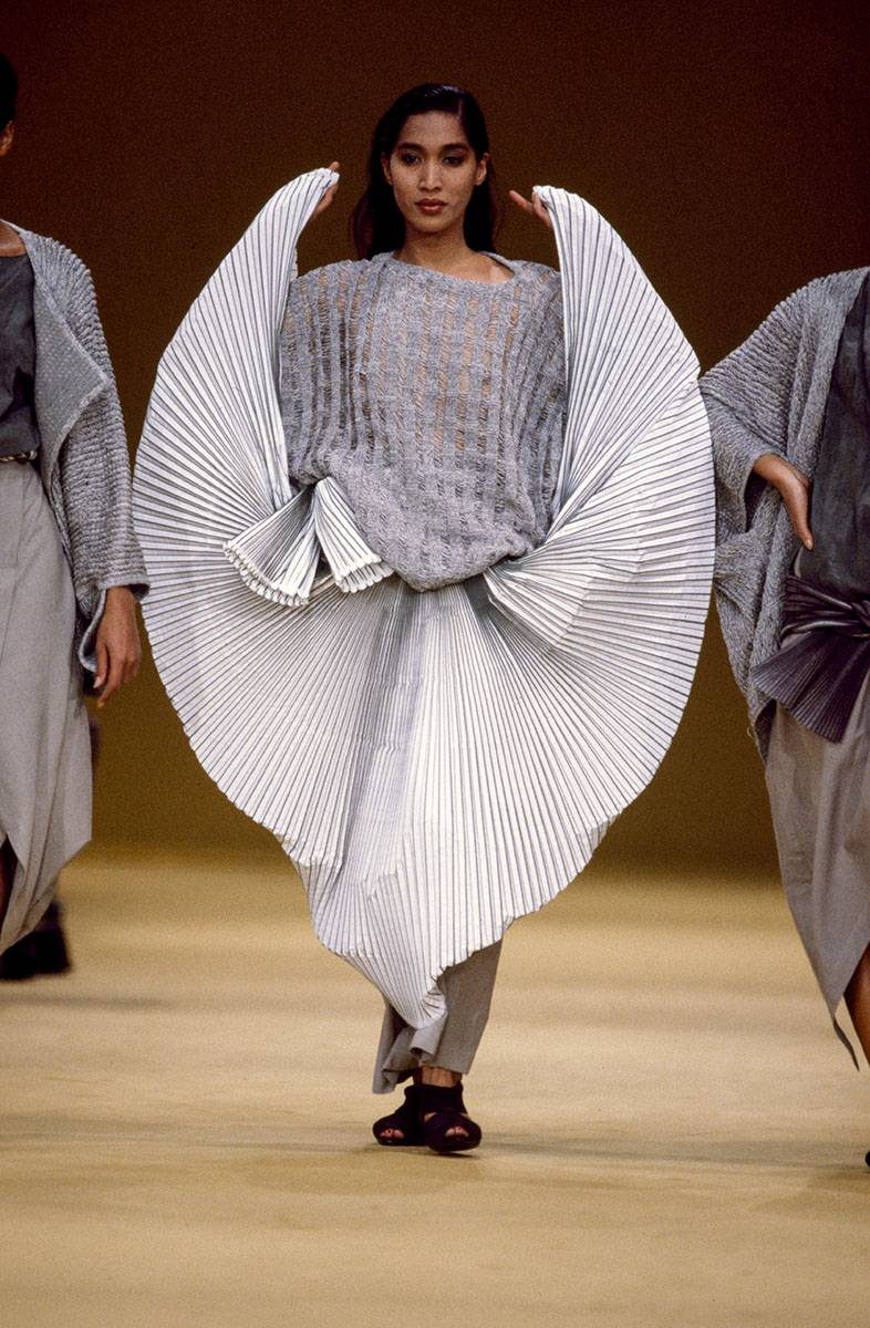 Issey Miyake wiosna-lato 1985 (Fot. Getty Images)