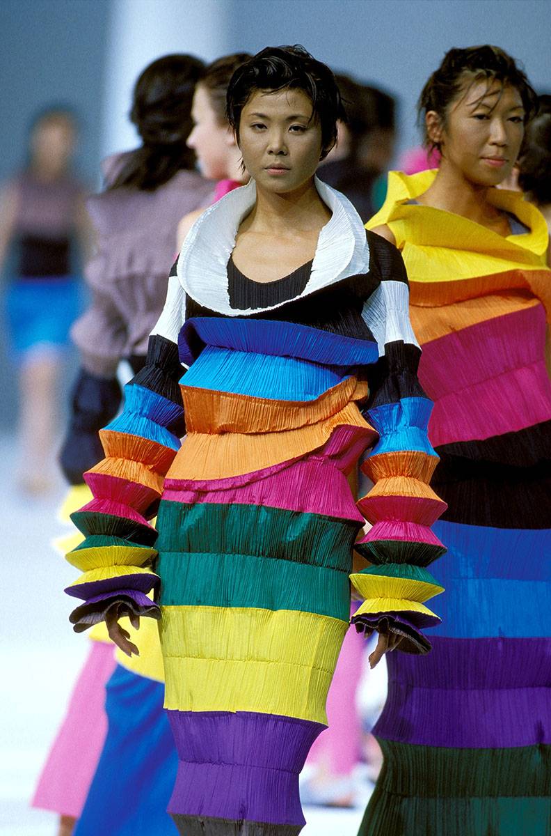Issey Miyake wiosna-lato 1993 (Fot. Getty Images)