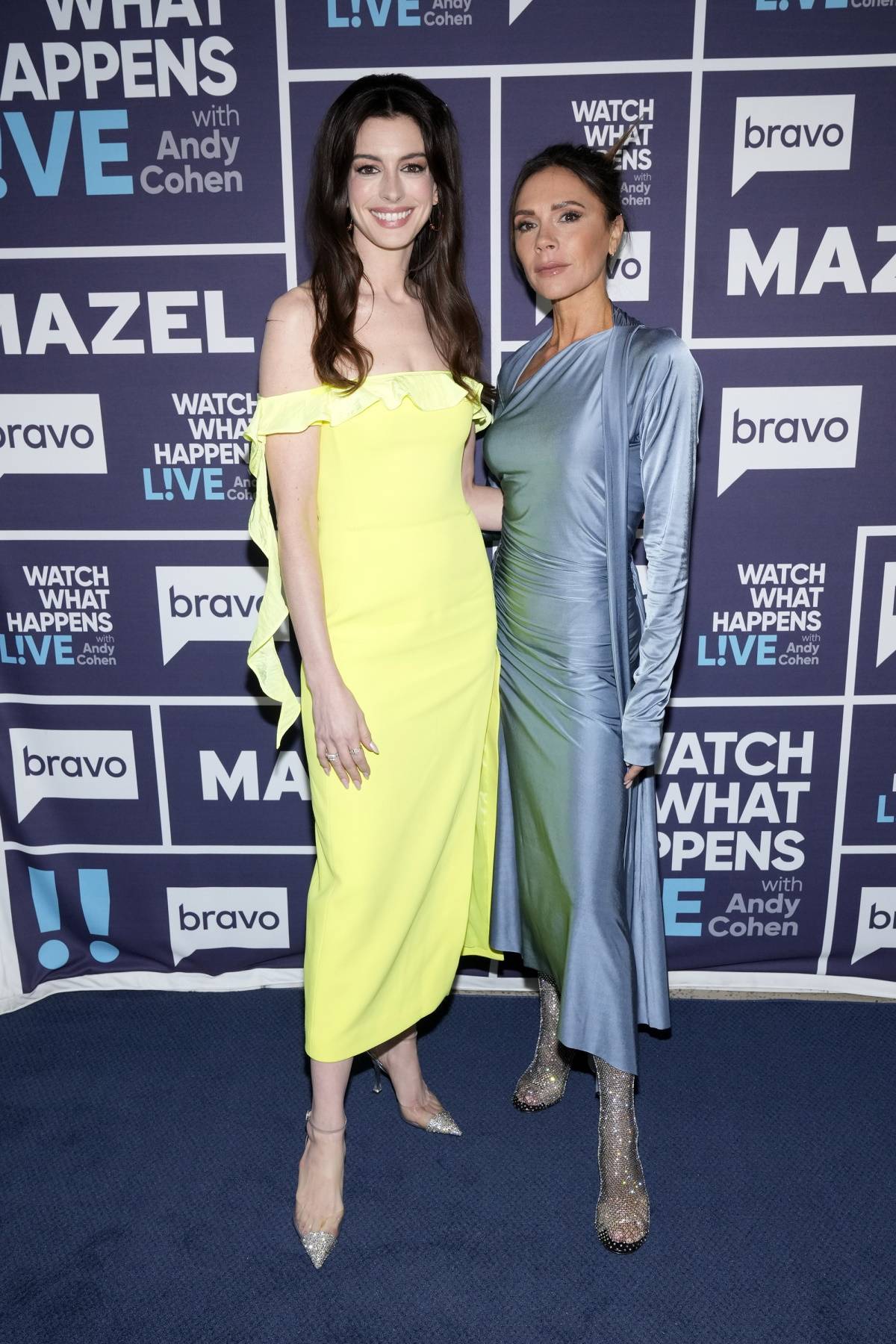 Anne Hathaway i Victoria Beckham ( Fot. Getty Images)