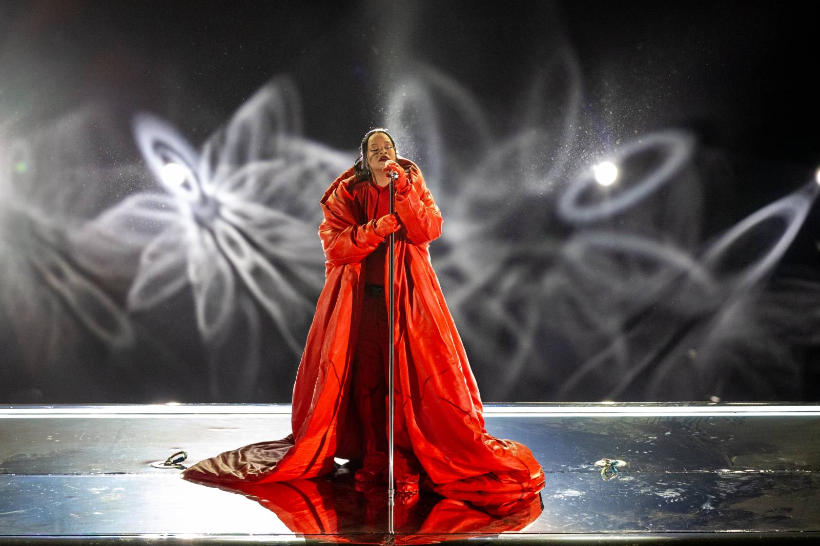 Rihanna w płaszczu Alaia podczas show w Halftime Super Bowl (Fot. Getty Images)