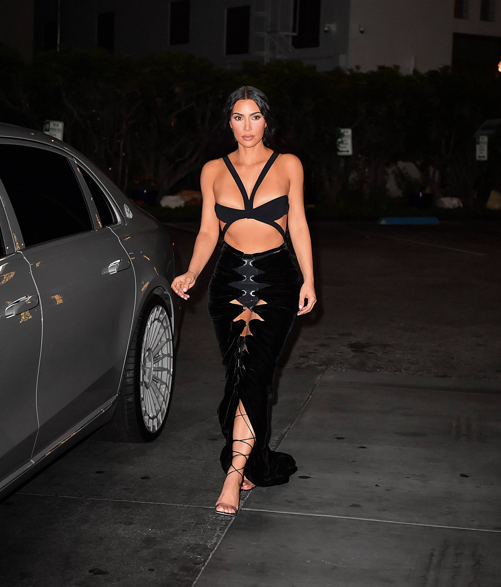 Kim Kardashian w stylizacji eksponującej bieliznę na weselu przyjaciółki ( Getty Images)