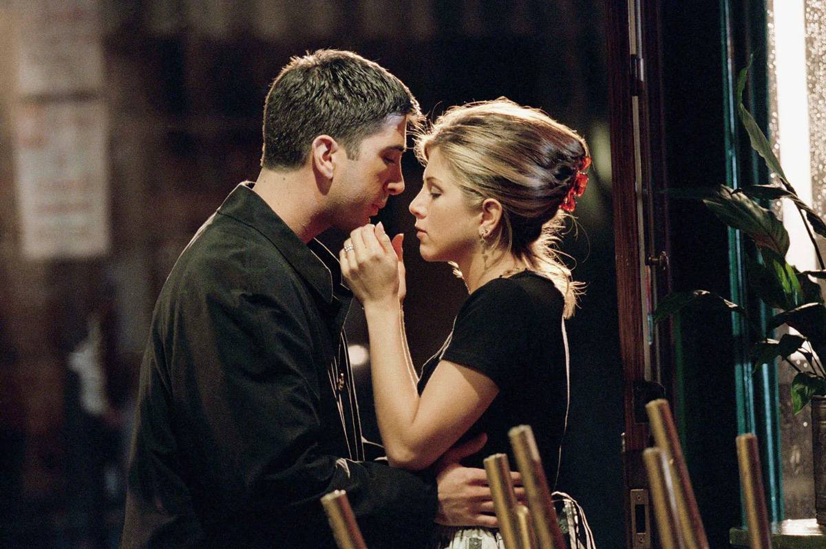 Jennifer Aniston na planie serialu „Przyjaciele” z szylkretową spinką we włosach Fot. Getty Images