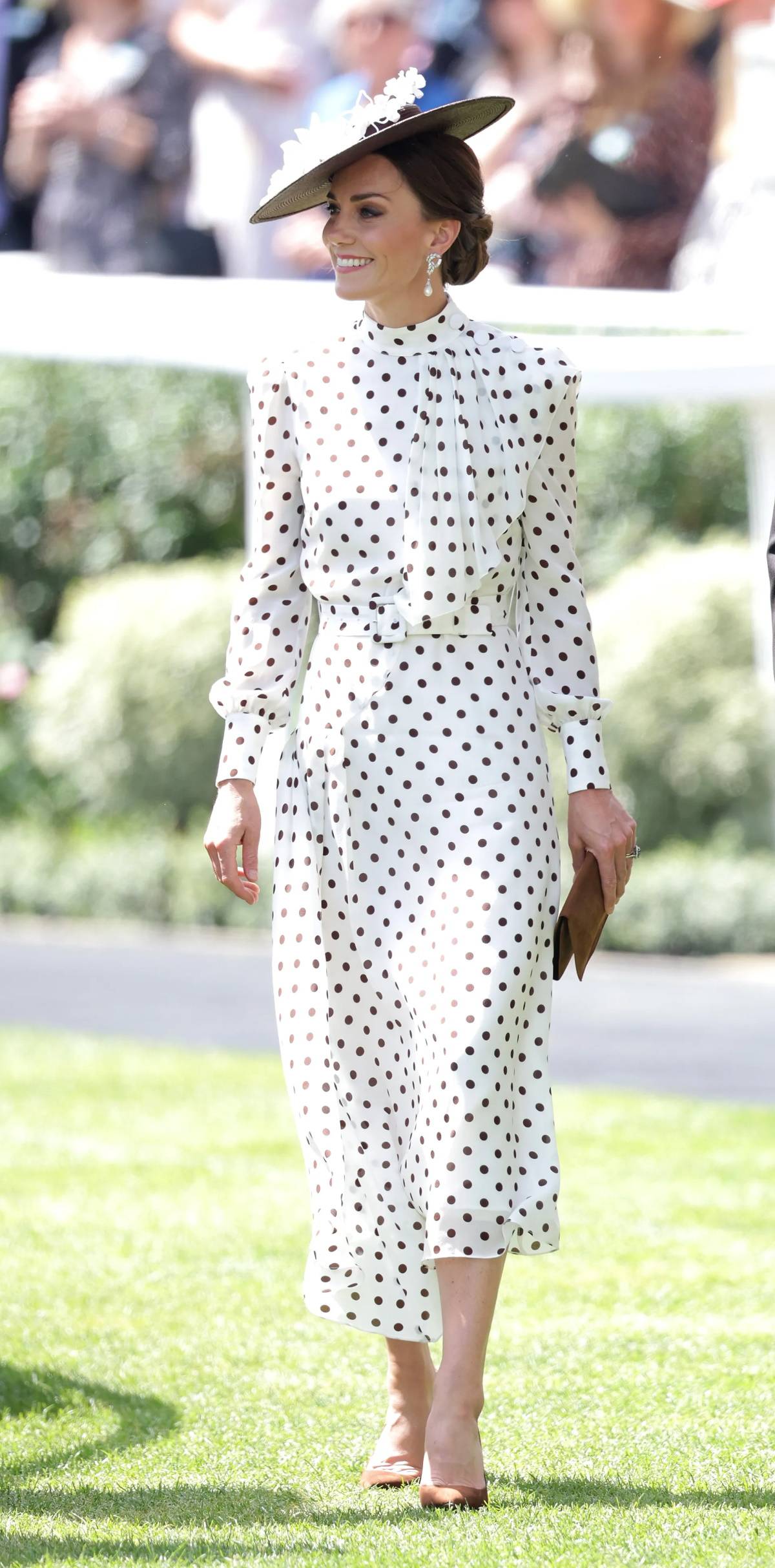 Na Royal Ascot w sukience w kropki projektu Alessandry Rich z pasującym fascynatorem – look przywodzący na myśl jedną ze słynnych stylizacji księżnej Diany (Fot. Chris Jackson/Getty Images)